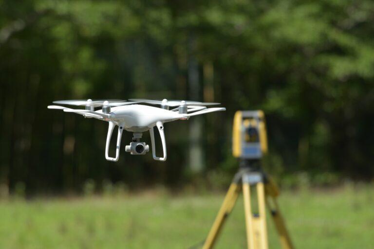 UAV（ドローン）写真測量の課題とは？フォトグラメトリの限界と対策、RTK基準局の役割 - サムネ